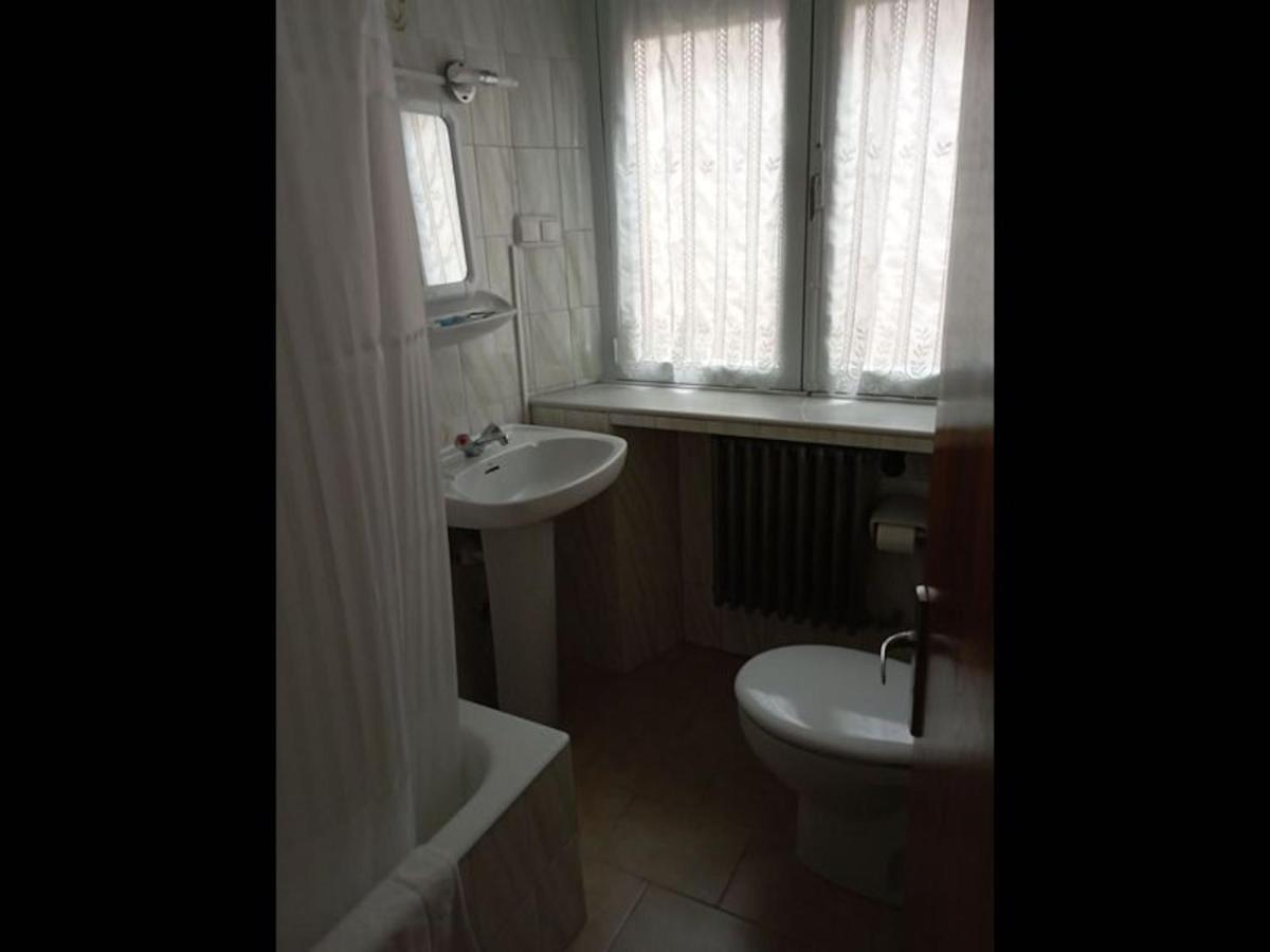 Room In Lodge - Double And Single Room - Pension Oria 1 لواركا المظهر الخارجي الصورة